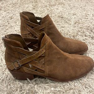 Vince Camuto suede bootie 10M